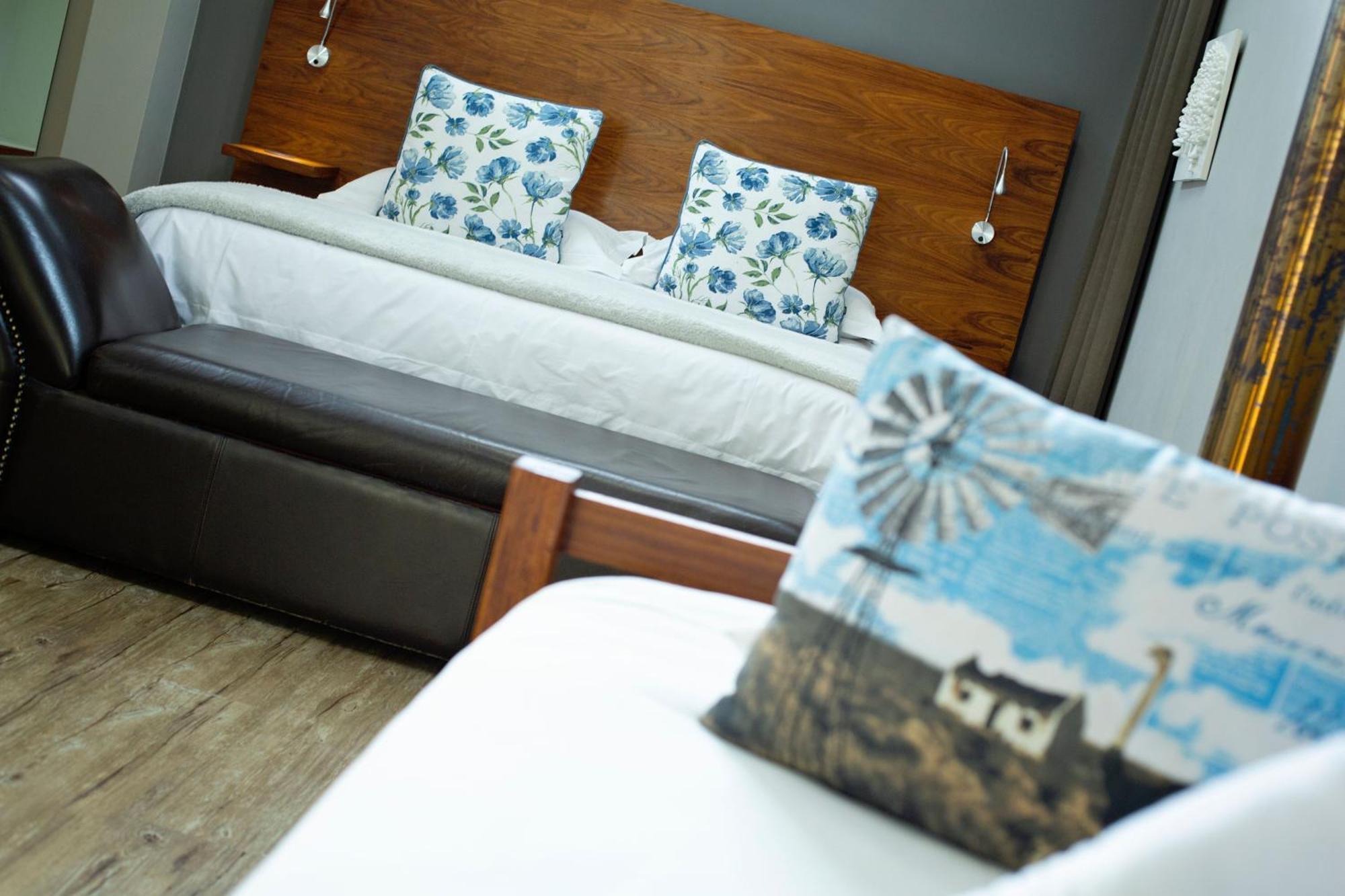 Crisp Guest Rooms Bloemfontein Esterno foto