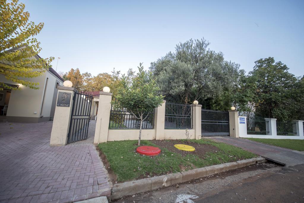 Crisp Guest Rooms Bloemfontein Esterno foto